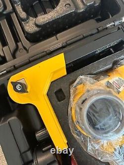 New DeWalt Rotary Laser Leveler DW077 with Remote and Batter NEVER USED